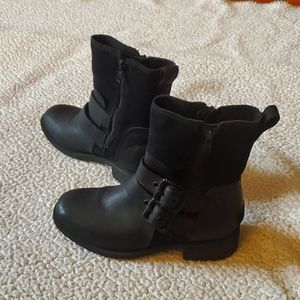 Excellent condition Ugg Wilde black waterproof all-weather boot. Size 6